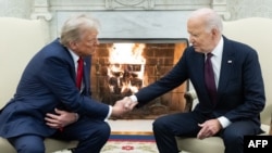 Presiden AS Joe Biden (kanan) menjabat tangan Presiden terpilih Donald Trump dalam pertemuan di Gedung Putih, Washington, DC, pada 13 November 2024. (Foto: AFP/Saul Loeb)