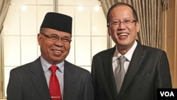 Presiden Filipina Benigno Aquino (kanan) saat bertemu Al Haj Murad Ibrahim, pemimpin pemberontak Moro (MILF) di Tokyo, Jepang (4/8).