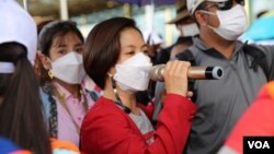 រូប​ឯកសារ៖ កញ្ញា ឈឹម ស៊ីថរ មេដឹកនាំសហជីពទ្រទ្រង់សិទ្ធិការងារបុគ្គលិកកម្មករខ្មែរនៃក្រុមហ៊ុនណាហ្គាវើលដ៍ កំពុងនិយាយទៅកាន់កូដករដែលកំពុងធ្វើកូដកម្មនៅខាងមុខក្រុមហ៊ុនណាហ្គាវើលដ៍ នាថ្ងៃទី២៨ ខែធ្នូ ឆ្នាំ២០២១។ (រូបថត៖ កាន់ វិច្ឆិកា/វីអូអេ)