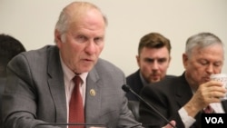 សមាជិក​សភា​លោក Steve Chabot នៃ​គណបក្ស​សាធារណរដ្ឋ​មក​ពី​រដ្ឋ Ohio ថ្លែង​នៅ​ឯ​សវនាការ​សាធារណៈ​មួយ​ស្តីអំពី​ «ការ​ធា្លក់​ចុះរបស់​កម្ពុជា​៖ ​គោល​នយោបាយ​ដើម្បី​គាំទ្រ​លទ្ធិប្រជាធិបតេយ្យ ​និង​សិទ្ធិមនុស្ស‍»​ ​នៅ​ថ្ងៃ​អង្គារ ទី១២ ខែ​ធ្នូ ឆ្នាំ២០១៧។ (ស្រេង លក្ខិណា/VOA)