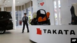 Seorang petugas keamanan tengah berjaga di sebuah showroom Takata Corp. di Tokyo, Jepang (Foto: dok).