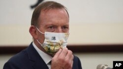 រូបឯកសារ៖ អតីត​នាយក​រដ្ឋមន្រ្តី​អូស្រ្តាលី​លោក Tony Abbott ពាក់ម៉ាស់​ដែល​មាន​សរសេរ​អក្សរ​ចិន​ថា «អូស្រ្តាលី» ក្នុង​អំឡុងពេល​ជួប​ជាមួយ​ប្រធានាធិបតី​តៃវ៉ាន់​អ្នកស្រី Tsai Ing -wen នៅ​ថ្ងៃទី៧ ខែតុលា ឆ្នាំ២០២១ នៅ​ការិយាល័យ​ប្រធានាធិបតី​ក្នុង​ទីក្រុង​តៃប៉ិ កោះ​តៃវ៉ាន់។