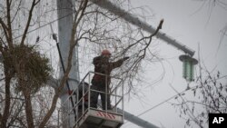 Архівне фото: ремонт енергомережі в Києві, 2022 року