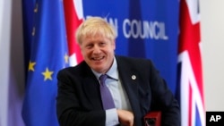 British Prime Minister Boris Johnson leaves the podium after addressing a news conference at an EU summit in Brussels, Oct. 17, 2019. 