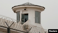 中國新疆喀什一名衛兵在拘留營的瞭望塔上站崗。（2021年5月3日）