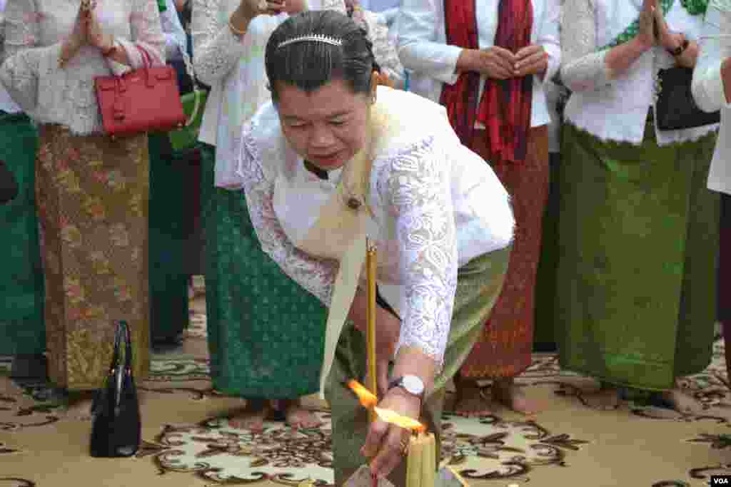 លោកស្រី​ម៉ែន សំអន​ រដ្ឋមន្រ្តី​ក្រសួង​ទំនាក់ទំនង​ជាមួយ​រដ្ឋសភា ព្រឹទ្ធសភា និង​អធិការកិច្ច​ចូលរួម​ក្នុង​ពិធី​បង្សុកូល​នៅ​មន្ទីរ​ស-២១ ក្នុង​រាជធានី​ភ្នំពេញ​ កាល​ពី​ថ្ងៃ​ព្រហស្បតិ៍ ទី​០៤ ខែ​តុលា ឆ្នាំ​២០១៨។ (ណឹម សុភ័ក្រ្តបញ្ញា/VOA)