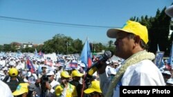 លោក​កឹម សុខា​ អនុ​ប្រធាន​​​គណបក្សសង្គ្រោះជាតិ​ជួបជាមួយ​អ្នកគាំទ្រ​​នៅក្រុង​តាខ្មៅ។​