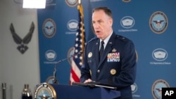 ཨ་རིའི་རྒྱལ་སྲུང་ལྷན་ཁང་གི་མགྲིན་ཚབ་པ་ཕེ་ཊི་རིཀ་རེ་ཌར།