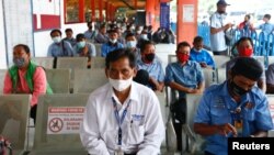 Warga antre untuk menerima vaksinasi COVID produksi AstraZeneca di Kampung Rambutan, Jakarta (foto: ilustrasi). 