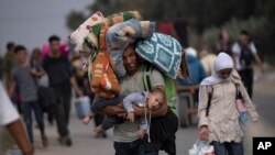 Palestinos huyendo al sur de la Franja de Gaza, en Salah al-Din Street en Bureij, en la Franja de Gaza, el sábado 11 de noviembre de 2023.