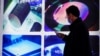 Seorang pengunjung memperhatikan perangkat semikonduktor dalam pameran Semicon China di Shanghai, China, 17 Maret 2021. (Foto: Aly Song/Reuters)