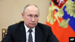 Presiden Rusia Vladimir Putin menghadiri rapat kabinet melalui konferensi video di Moskow, Rusia, pada 25 Oktober 2023. (Foto: Gavriil Grigorov, Sputnik, Kremlin Pool Photo via AP)