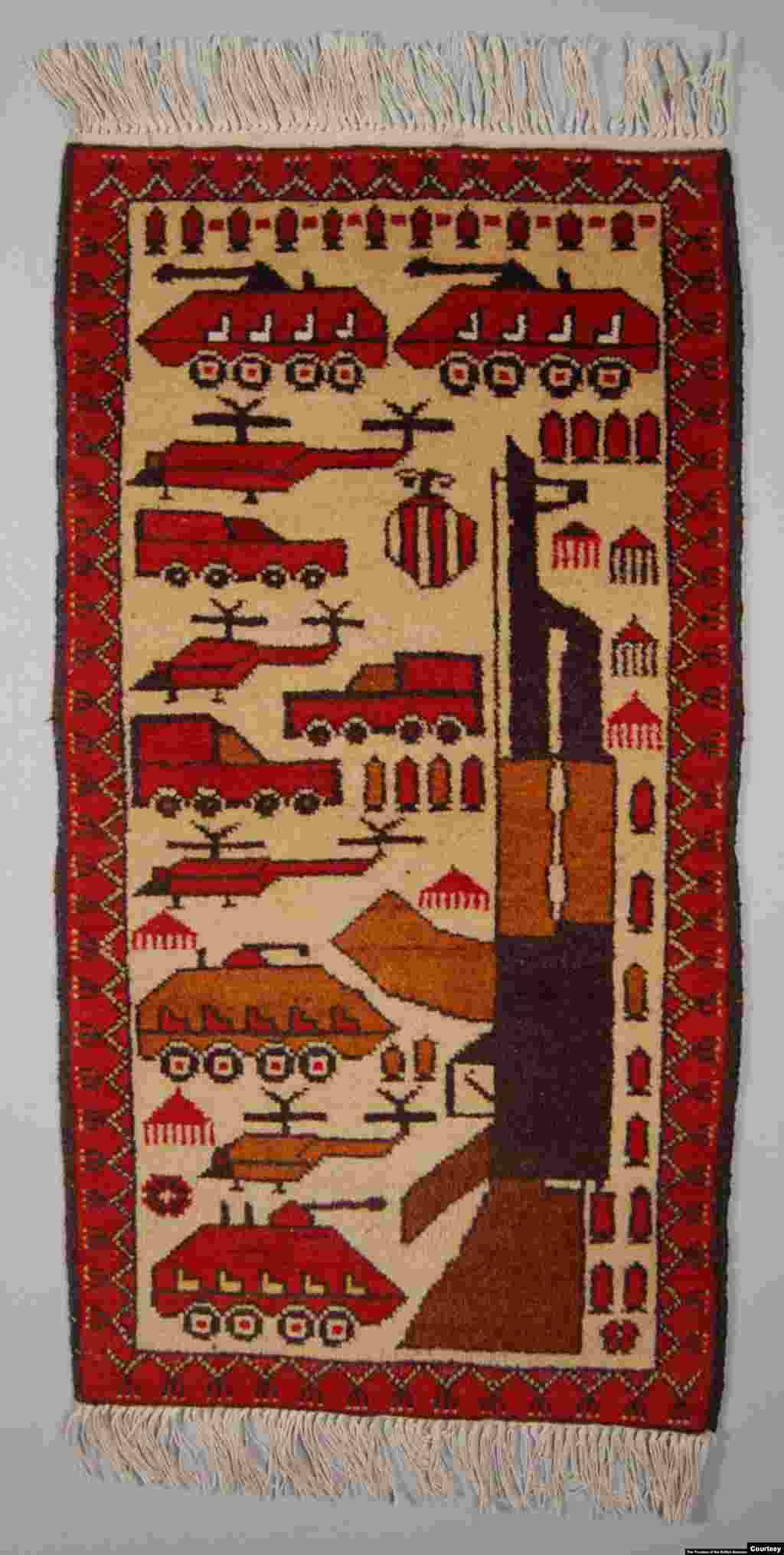 1980-yillarda to'qilgan gilamda sovet harbiy kuchlari aks etadi