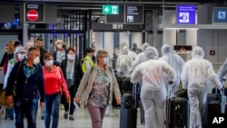 អ្នក​ដំណើរ​កំពុង​ទៅ​កន្លែង​ត្រួតពិនិត្យ​សន្តិសុខ​នៅ​អាកាសយានដ្ឋាន​ក្នុង​ក្រុង Frankfurt ប្រទេស​អាល្លឺម៉ង់ កាលពី​ថ្ងៃទី១៨ ខែមេសា ឆ្នាំ២០២០។