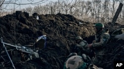 Wanajeshi wa Ukraine wakiwa katika mtaro wakati Russia ikifanya mashambulizi ya makombora karibu na mji wa Bakhmut, Machi 5, 2023.