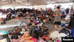 Migrantes descansan en un campamento en San Pedro Tapanatepec, México, el 13 de noviembre de 2022. REUTERS/José de Jesús Cortés