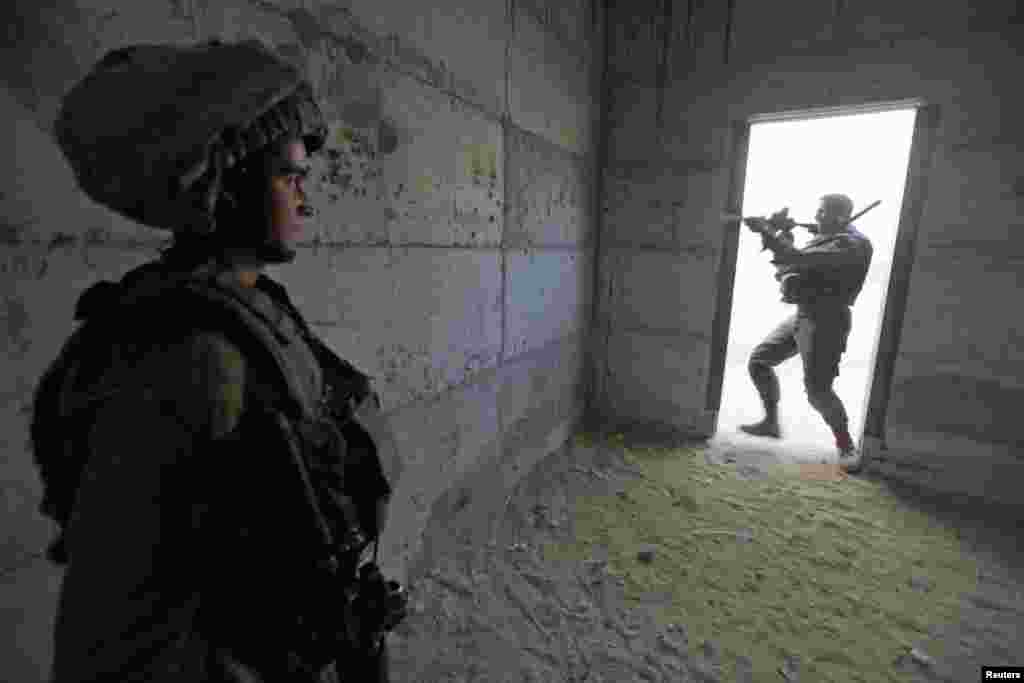 Isroillik askar "G'azoga hujum" ssenariysini mashq qilmoqda. Xevron, 17-noyabr