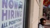 Oglas kojim se u gradu Kembridžu, u državi Masačusets, potražuje radna snaga (Foto: REUTERS/Brian Snyder)