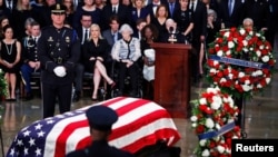 Jeneza la Senata John McCain likiwa ndani ya Jengo la Bunge la Marekani, Aug. 31, 2018. 