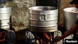 Ljudi kuhaju na drva usred nestašice goriva i plina kako bi osigurali hranu za Palestince koji su pobjegli iz svojih kuća usred izraelskih napada u Khan Younisu