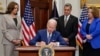 El presidente Joe Biden firma una orden ejecutiva sobre el acceso al aborto, en la Sala Roosevelt de la Casa Blanca, el viernes 8 de julio de 2022. 