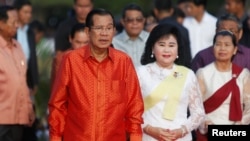 រូបឯកសារ៖ លោក​នាយក​រដ្ឋមន្ត្រី​កម្ពុជា ហ៊ុន សែន និង​ភរិយា​ គឺ​លោកស្រី ប៊ុន រ៉ានី នៅក្នុង​ពិធី​បួងសួង​នៅមុខ​ប្រាសាទ​អង្គរវត្ត នៅ​ខេត្តសៀមរាប នៃ​ប្រទេស​កម្ពុជា កាលពី​ថ្ងៃទី៣ ខែធ្នូ ឆ្នាំ២០១៧។