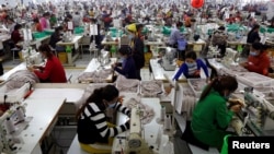 រូបឯកសារ៖ កម្មការិនីកាត់ដេរកំពុងធ្វើការនៅក្នុងរោងចក្រផលិតសម្លៀកបំពាក់ឲ្យក្រុមហ៊ុន H&M មួយកន្លែងនៅខេត្តកណ្តាល ថ្ងៃទី១២ ខែធ្នូ ឆ្នាំ២០១៨។