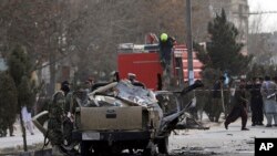 Le personnel de sécurité afghan inspecte le site d'un attentat à la bombe meurtrier à Kaboul, en Afghanistan, le lundi 1er février 2021. (Photo AP / Rahmat Gul).