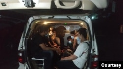 ဇူလိုင် ၂၈ ရက်နေ့က မြန်မာနိုင်ငံ ကော့သောင်မြို့မှာ ဖမ်းမိတဲ့ မလေးရှားပြန် မြန်မာအလုပ်သမားများ။ (ဓာတ်ပုံ - FED - ဇူလိုင် ၂၈၊ ၂၀၂၀)