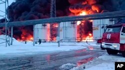 Пожежа на нафтових резервуарах у місті Клинці Брянської області, 19 січня 2024 року, внаслідок удару українського безпілотника. (Фото: Телеграм-канал губернатора Брянської області Олександра Богомаза AV BogomaZ через AP)