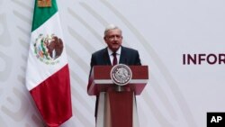 រូបឯកសារ៖ ប្រធានាធិបតី​ម៉ិកស៊ិក លោក Andres Manuel Lopez Obrador ថ្លែង​សុន្ទរកថា នៅ​វិមាន​ប្រធានាធិបតី ក្នុង​រដ្ឋធានីម៉ិកស៊ីកូ ថ្ងៃទី៥ ខែមេសា ឆ្នាំ២០២០។ 