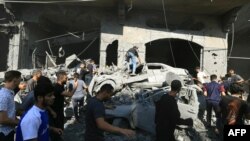 Palestinci dolaze na mjesto događaja nakon izraelskog napada na zgrade u Kan Junisu u južnom pojasu Gaze 17. oktobra 2023. godine