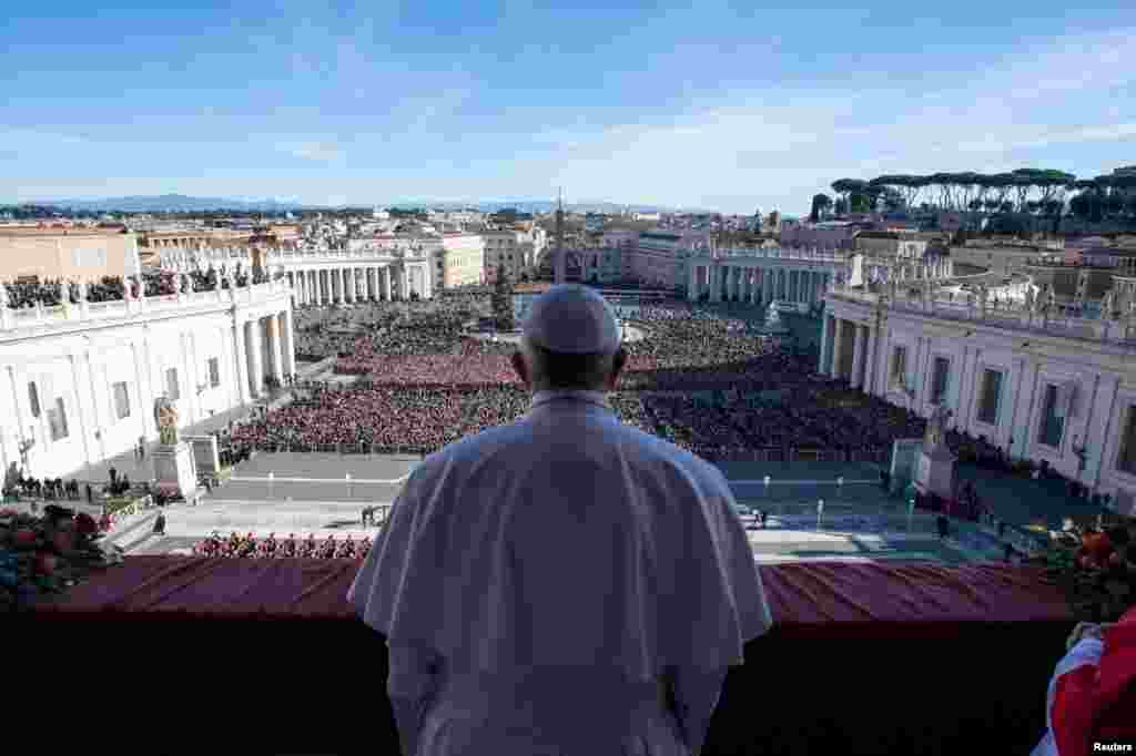 Pope Francis delivers the "Urbi et Orbi" message from the main balcony of Saint Peter's Basilica at the Vatican, Dec. 25, 2018.