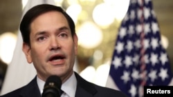 마르코 루비오 신임 국무장관이 2025년 1월 21일 미국 워싱턴 아이젠하워 정부청사에서 JD 밴스 미국 부통령 앞에서 국무장관 취임 선서를 한 후 연설하고 있다.