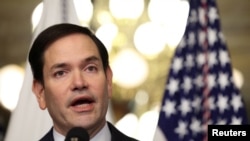 마르코 루비오 신임 국무장관이 2025년 1월 21일 미국 워싱턴 아이젠하워 정부청사에서 JD 밴스 미국 부통령 앞에서 국무장관 취임 선서를 한 후 연설하고 있다.