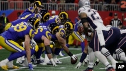 Timovi Los Angeles Rams i New England Patriots u prvom poluvremenu finalne utakmice u Atlanti