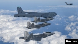 រូបឯកសារ៖ យន្តហោះទម្លាក់គ្រាប់បែកយុទ្ធសាស្ត្រ B-52 របស់កងទ័ពអាកាសអាមេរិក C-17 និង F-22 ចូលរួមនៅក្នុងសមយុទ្ធរួមគ្នាជាមួយកងទ័ពអាកាសកូរ៉េខាងត្បូង នៅប្រទេសកូរ៉េខាងត្បូង ថ្ងៃទី២០ ខែធ្នូ ឆ្នាំ២០២២។