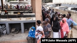 Watu wasubiri kufunguliwa kituo cha kupiga kura katika mtaa wa Manjai Kunda mjini Banjul