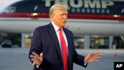 Bivši američki predsjednik Donald Trump obraća se novinarima na aerodromu u Atlanti (Foto: AP/Alex Brandon)