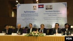 កិច្ចពិភាក្សា​ស្តីពី​«អ្នកប្រើប្រាស់​បណ្តាញ​សង្គម និង​ក្រម​សីលធម៌» រៀបចំ​ដោយ​ក្លិប​អ្នកកាសែត​កម្ពុជា​នៅក្នុង​រាជធានី​ភ្នំពេញ កាលពី​ថ្ងៃទី៣០ ខែវិច្ឆិកា ឆ្នាំ២០១៦។ (ហ៊ាន សុជាតា/VOA)