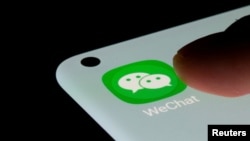 Aplikasi WeChat terlihat di smartphone, 13 Juli 2021. (Foto: REUTERS/Dado Ruvic)