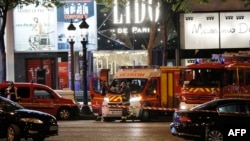Pompiers et secouristes près du lieu de l'attentat terroriste des Champs-Elysées, Paris, France, le 20 avril 2017.(AFP PHOTO / THOMAS SAMSON)