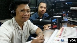 លោក ឡាត់ គី (ឆ្វេង) អ្នក​ឃ្លាំ​មើល​សាលាក្តី​ខ្មែរក្រហម​របស់​អង្គការ​ការពារ​សិទ្ធិ​មនុស្ស​អាដហុក និង​លោក នេត្រ ភក្រ្តា (ស្តាំ) អ្នក​នាំពាក្យ​សាសាក្តី​ខ្មែរក្រហម ចូល​រួម​ពិភាក្សា​អំពី​ការ​វិវត្ត​នៃ​ការ​កាត់​ទោស​សំណុំ​រឿង​០០២ នៅ​បន្ទប់​ផ្សាយ​វីអូអេ​នៅ​ភ្នំពេញ​កាល​ពី​ថ្ងៃ​ព្រហស្បតិ៍​ទី​៣១ ខែ​កក្កដា ឆ្នាំ​២០១៤។ (លឹម សុធី/វីអូអេ)