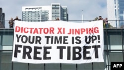 Estudiantes tibetanos protestan contra el presidente chino Xi Jinping en San Francisco, California, antes de la cumbre de la APEC, el 10 de noviembre de 2023.