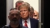 Bivši predsednik Donald Tramp stiže u sudnicu Krivičnog suda na Menhetnu, pošto ga je optužila Velika porota Menhetna u istrazi o novcu isplaćenom za ćutanje Stormi Denijels, u Njujorku, 4. aprila 2023.