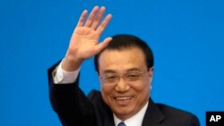 Mantan Perdana Menteri China Li Keqiang melambaikan tangan seusai menghadiri konferensi pers di Beijing, China, pada 15 Maret 2019. (Foto: AP/Ng Han Guan)