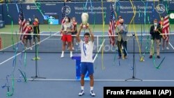 Novak Đoković podiže trofejem namanjen pobedniku "Vestern and Sadern opena" (Foto: AP/Frank Franklin II) 