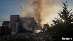 Посадовець Білого дому висловив упевненість, що потік допомоги США дозволить Україні протистояти російським атакам протягом 2024 року. На фото: руйнування унаслідок російських атак на Харків, 10 травня 2024р. REUTERS/Vyacheslav Madiyevskyy