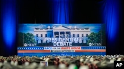 İzleyici olmadan yapılacak münazarayı, basın mensupları kendileri için ayrılan ayrı bir salonda takip edecek.