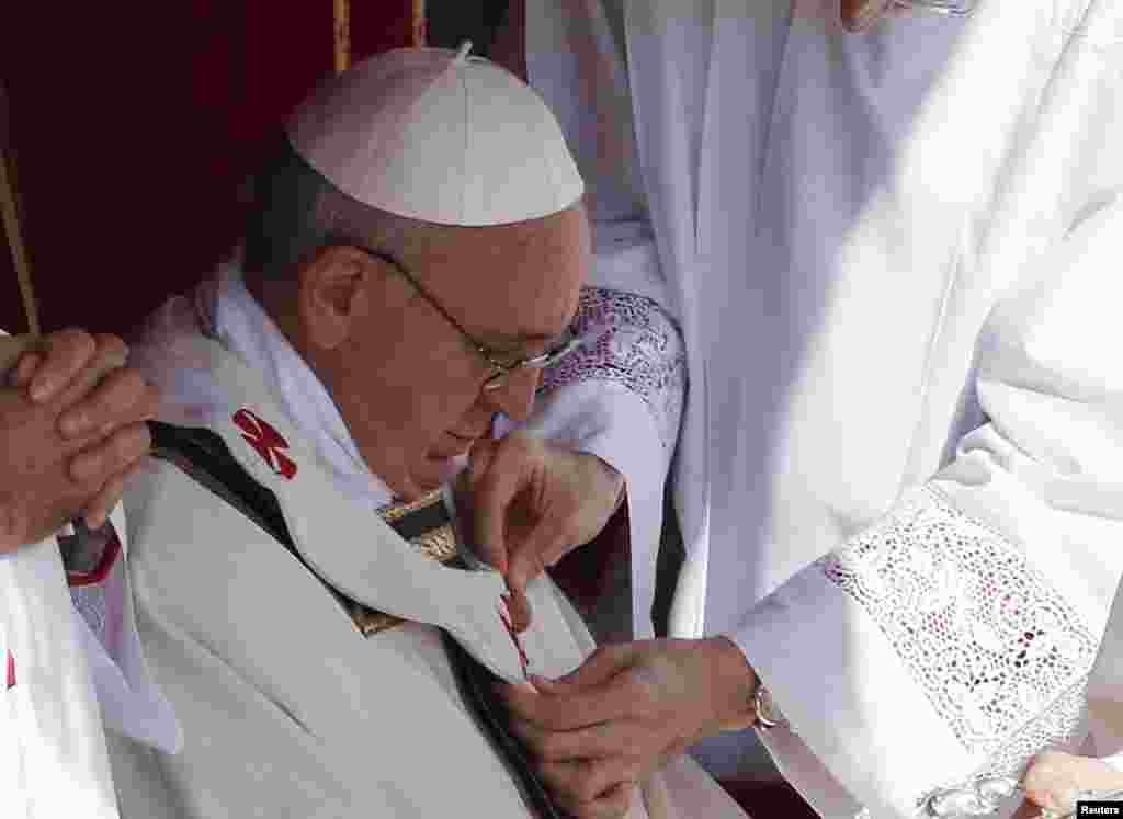 Pallium disematkan pada jubah Paus Fransiskus saat berlangsungnya misa pentahbisan di Lapangan Santo Petrus di Vatikan, 19 Maret 2013. 